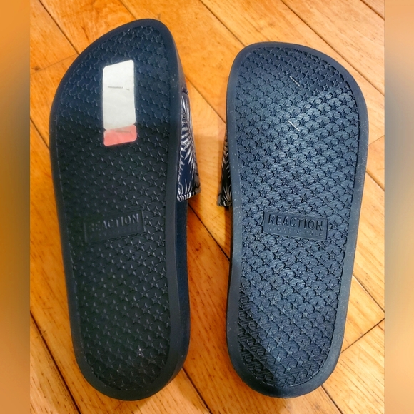 Kenneth Cole Flip Flops - Picture 2 of 2